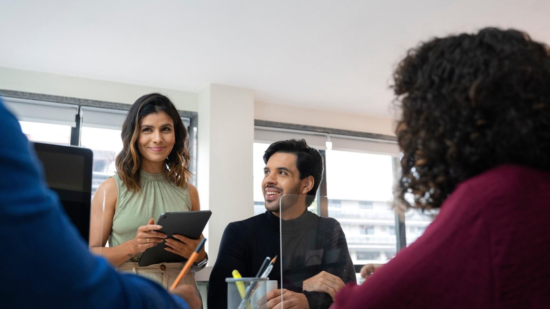 Professionelle Finanzanalyse mit Laptops und Dokumenten
